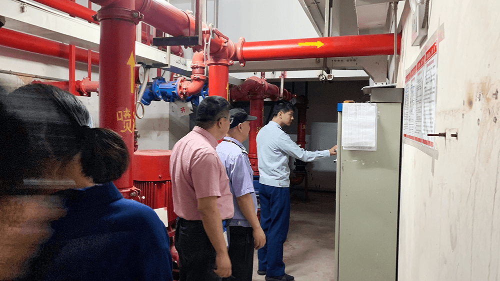 區(qū)消防救援大隊(duì)對(duì)劉潭服裝開(kāi)展消防安全檢查