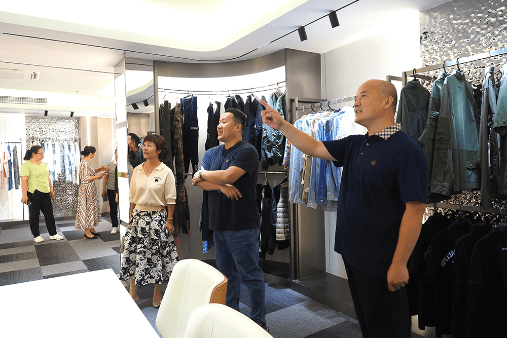 區(qū)人大代表到劉潭服裝開(kāi)展工作視察