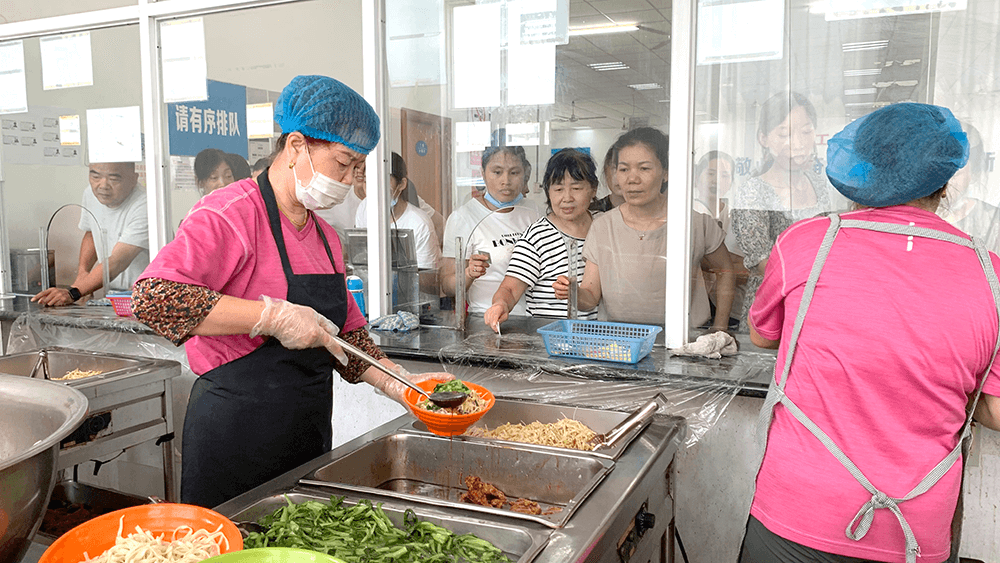 劉潭服裝來碗生日面共抒愛黨情