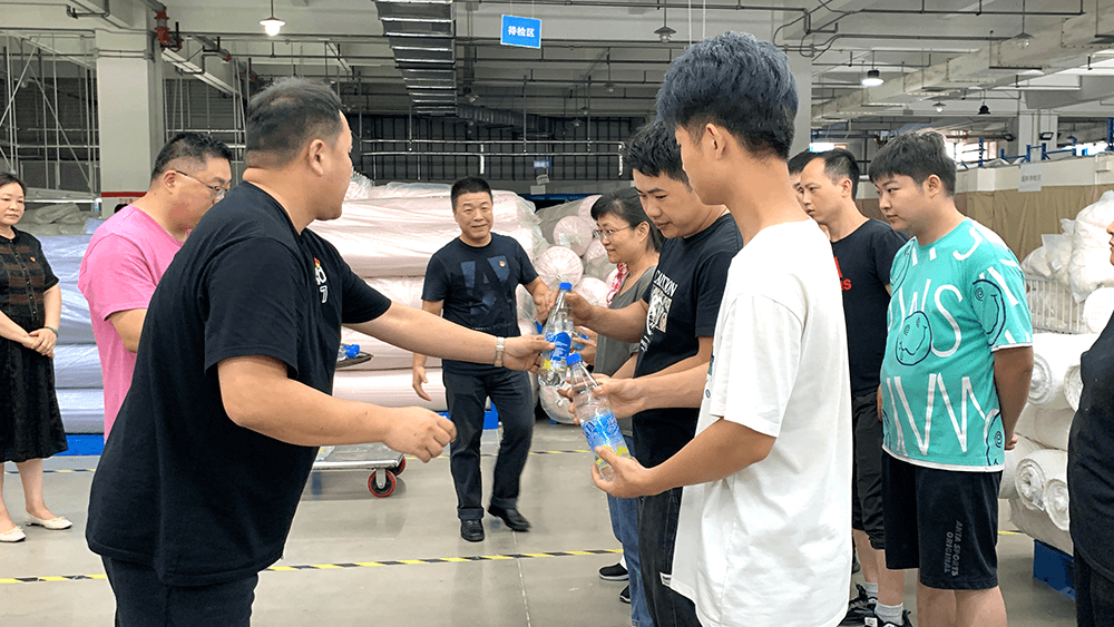 劉潭服裝工會開展夏送清涼活動