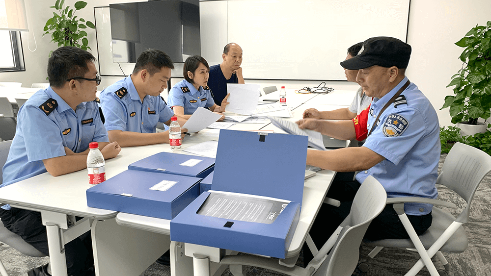 區(qū)應(yīng)急管理局和街道應(yīng)急辦對劉潭服裝開展安全大檢查