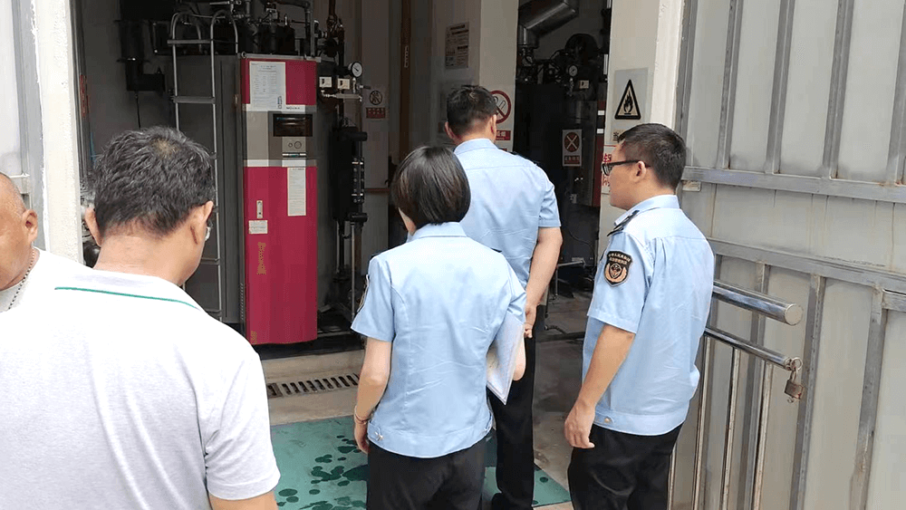 區(qū)應(yīng)急管理局和街道應(yīng)急辦對劉潭服裝開展安全大檢查