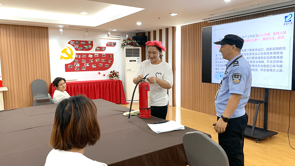 劉潭服裝開展崗前安全培訓(xùn)