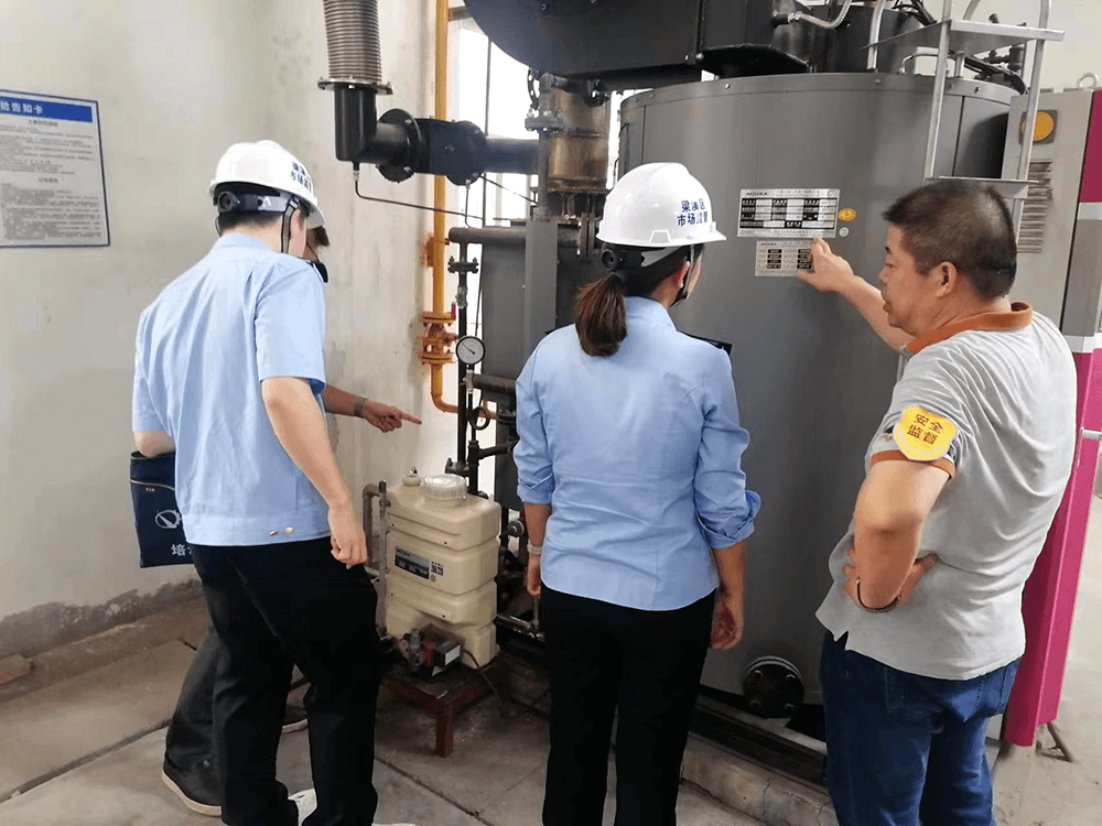 梁溪區(qū)市場(chǎng)監(jiān)督局來(lái)到劉潭服裝開(kāi)展專項(xiàng)檢查