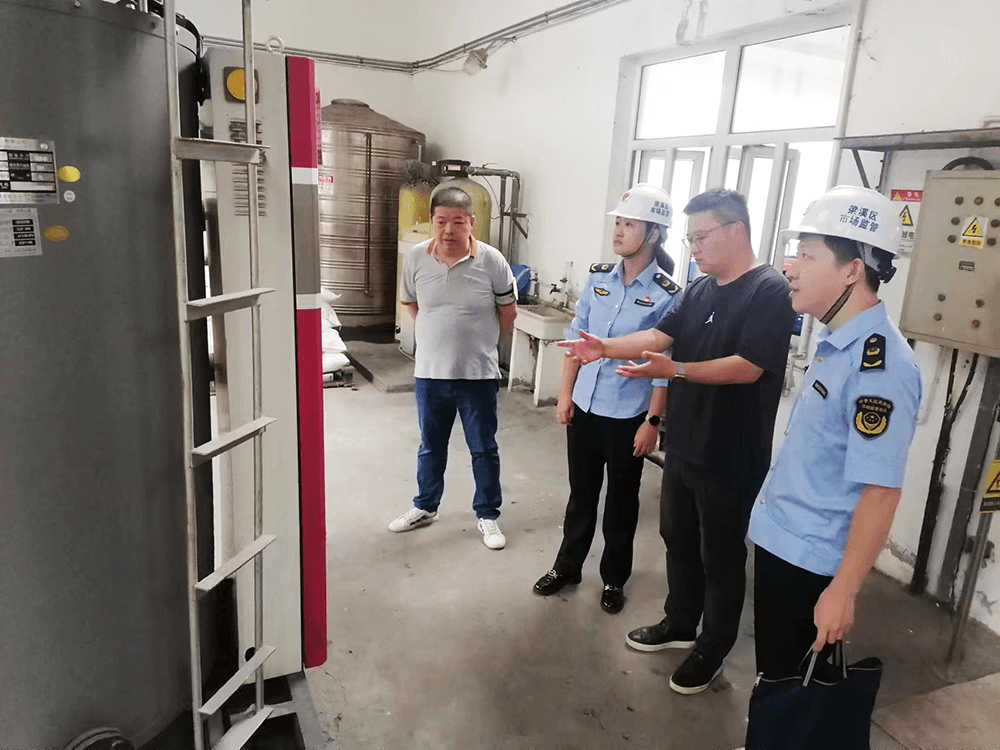 梁溪區(qū)市場(chǎng)監(jiān)督局來(lái)到劉潭服裝開(kāi)展專項(xiàng)檢查