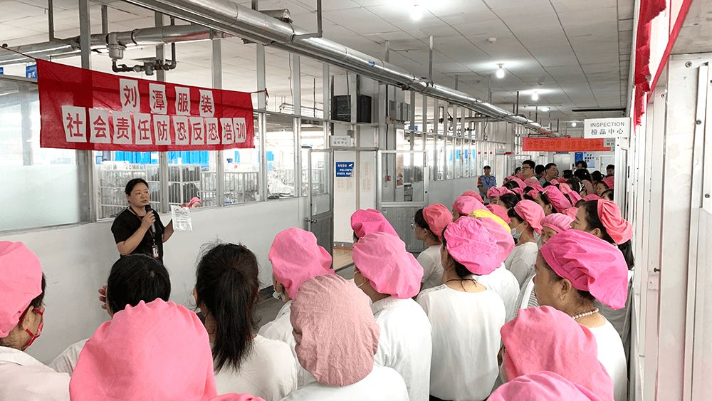 劉潭服裝反恐防恐不松懈