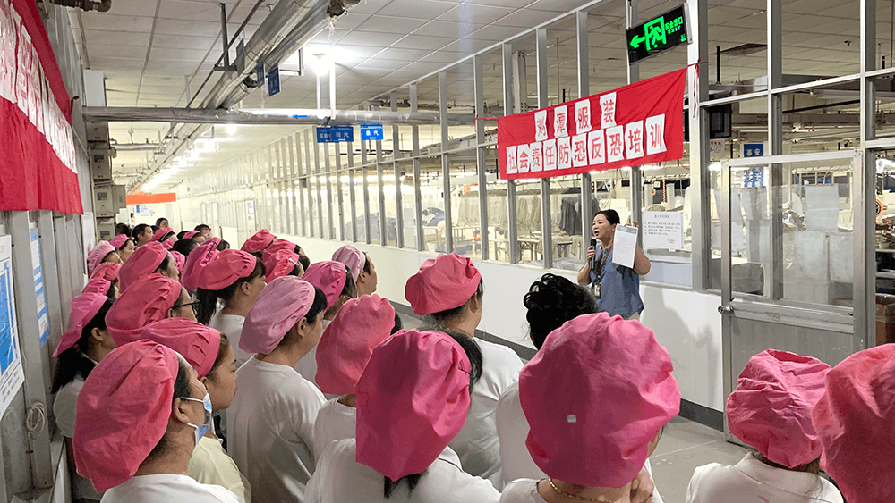 劉潭服裝反恐防恐不松懈