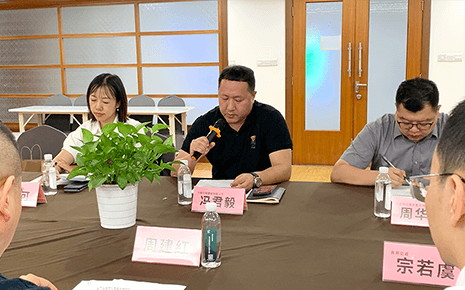 熱烈祝賀劉潭服裝總經(jīng)理馮君毅當(dāng)選新一屆黃巷街道商會理事會會長