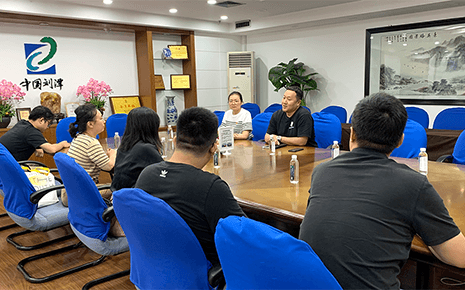 熱烈歡迎街道組織委員到劉潭服裝進(jìn)行走訪慰問