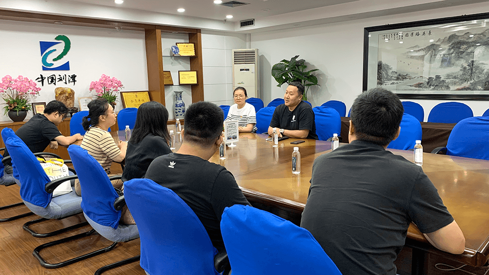 街道組織委員到劉潭服裝進(jìn)行走訪慰問(wèn)