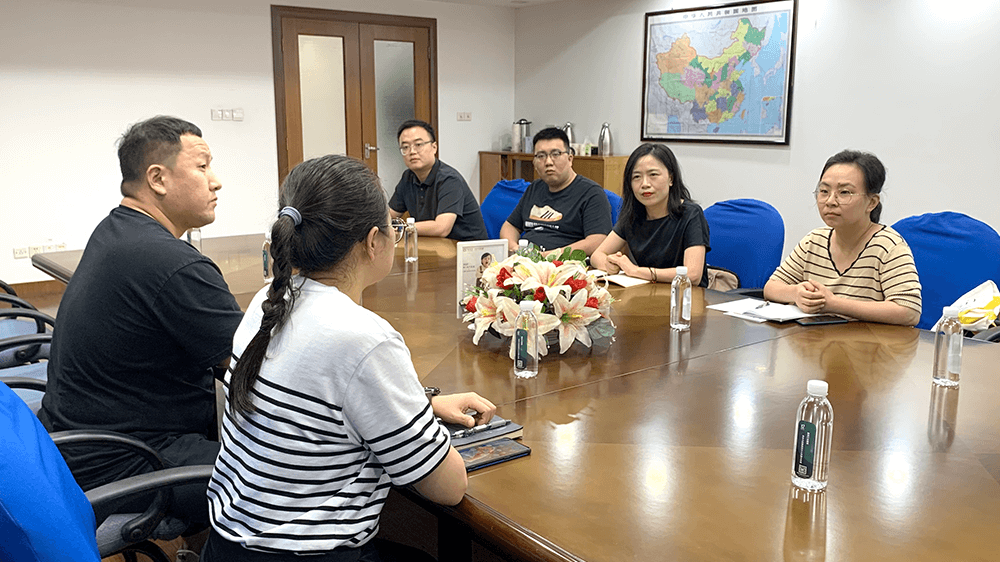 街道組織委員到劉潭服裝進(jìn)行走訪慰問(wèn)