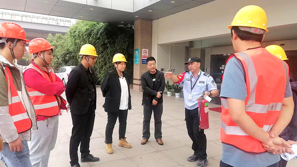 劉潭服裝對(duì)外來(lái)施工人員進(jìn)行安全操作培訓(xùn)