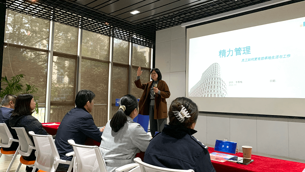 劉潭服裝參加商會(huì)活動(dòng)