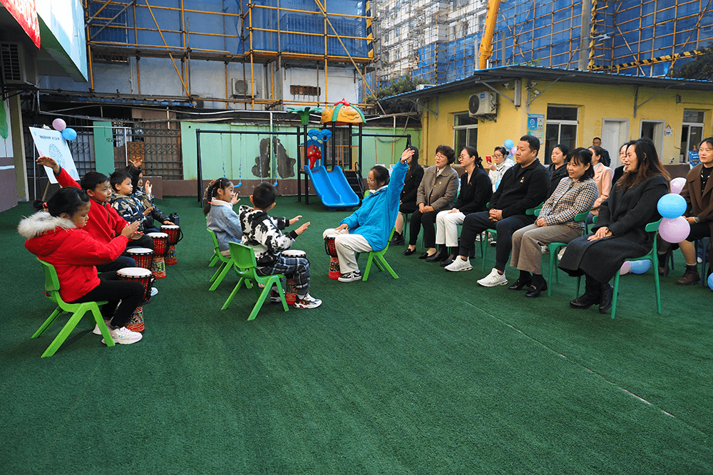 劉潭服裝關(guān)愛特殊兒童