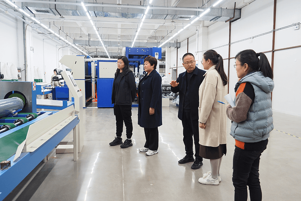 清豐縣工信局領(lǐng)導(dǎo)到劉潭服裝參觀指導(dǎo)工作