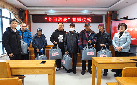 區(qū)人大代表劉潭服裝董事長錢玉萍接待選民并捐贈暖被 區(qū)人大代表劉潭服裝董事長錢玉萍接待選民并捐贈暖被