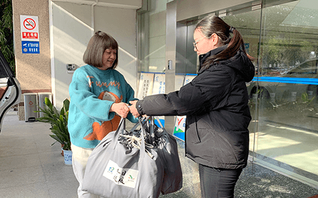 劉潭服裝持續(xù)開展冬日送暖、愛心捐贈活動