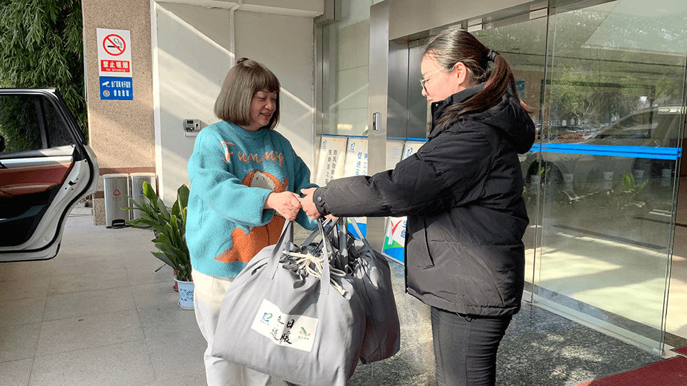 劉潭服裝持續(xù)開展冬日送暖、愛心捐贈活動