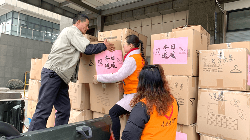劉潭服裝志愿者們打包忙