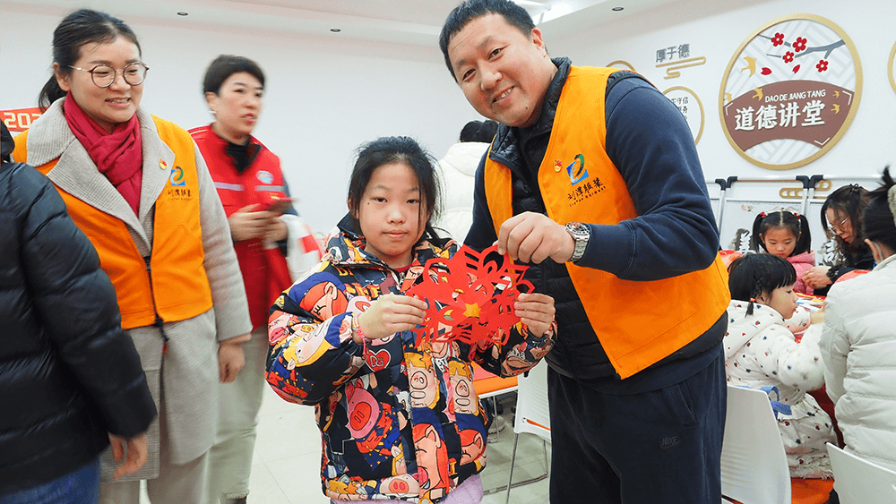 劉潭服裝參加社區(qū)迎新春活動(dòng)