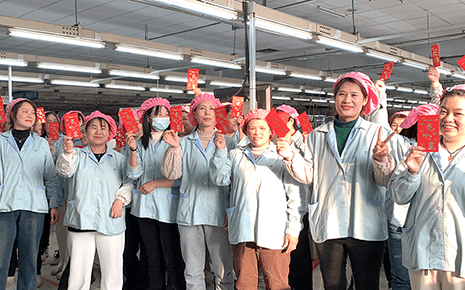 劉潭服裝：派發(fā)開門紅包，新的一年“龍”重開始