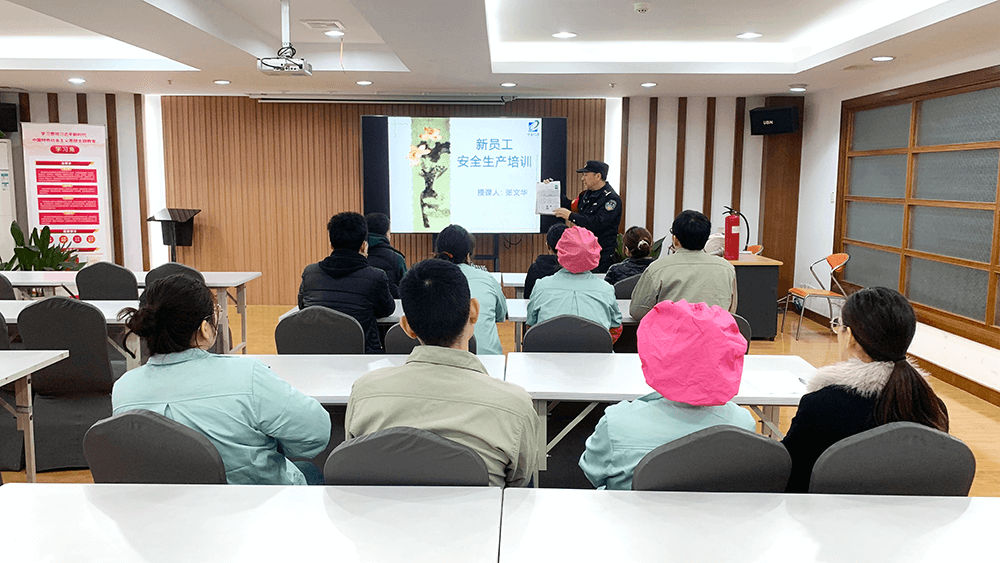 劉潭服裝：為企業(yè)高質(zhì)發(fā)展注入&ldquo;新鮮血液&rdquo;