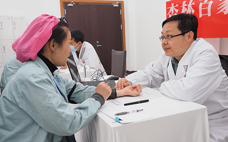 劉潭服裝開展：“杏林百家講壇 中醫(yī)惠僑進(jìn)僑企”義診活動