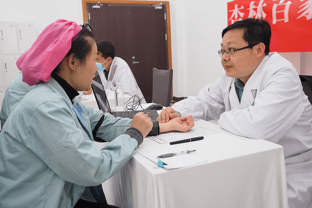 劉潭服裝開展義診活動(dòng)