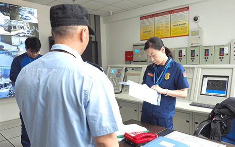 區(qū)消防大隊(duì)到劉潭服裝進(jìn)行“雙隨機(jī)”消防安全檢查