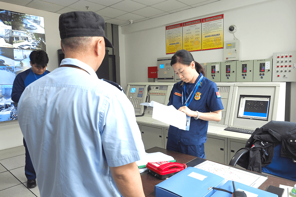 區(qū)消防大隊(duì)到劉潭服裝進(jìn)行&ldquo;雙隨機(jī)&rdquo;消防安全檢查