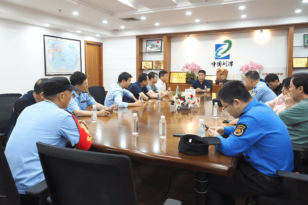 聯(lián)合檢查組到劉潭服裝開展安全檢查