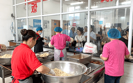 劉潭服裝：吃生日面共慶黨的生日