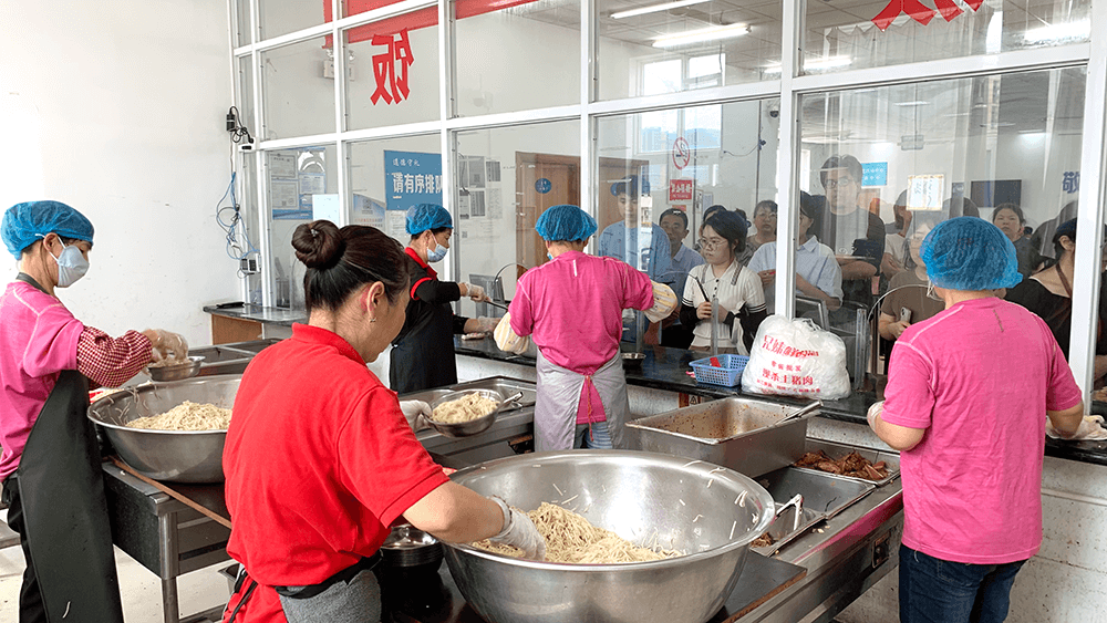 劉潭服裝吃生日面共慶黨的生日