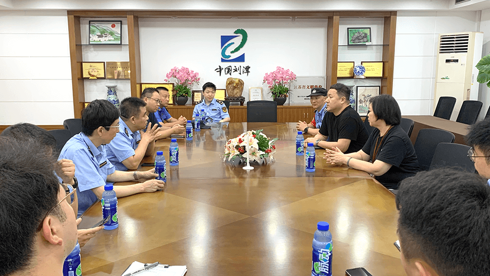 街道聯(lián)合檢查組到劉潭服裝開(kāi)展安全檢查