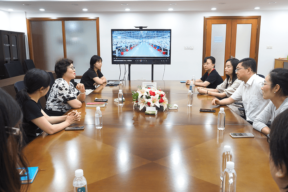 熱烈歡迎區(qū)委常委與組織部部長一行到劉潭服裝開展走訪調(diào)研