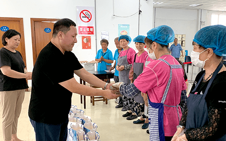 “食堂有愛，夏送清涼”劉潭服裝開展食堂高溫慰問活動(dòng)