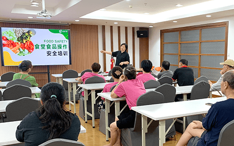 劉潭服裝筑牢食堂“防護(hù)墻” 守護(hù)員工“盤中餐”