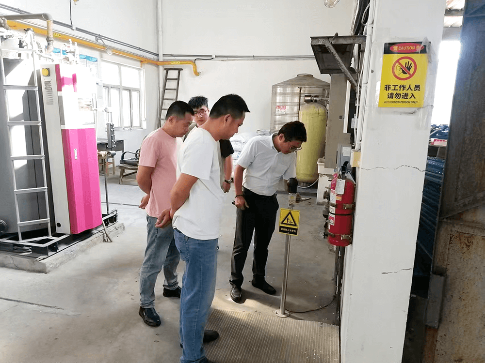 街道應(yīng)急辦到劉潭服裝進(jìn)行電氣線路安全檢查