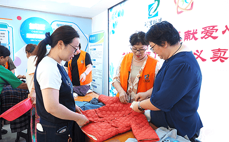 人大代表獻愛心——劉潭服裝到社區(qū)開展惠民義賣活動