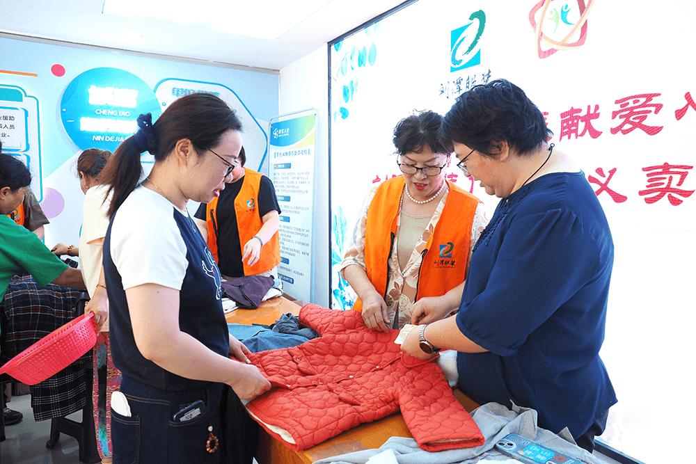 劉潭服裝到社區(qū)開展惠民義賣活動