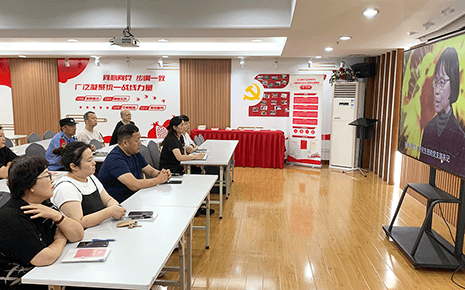 劉潭服裝：學(xué)習(xí)榜樣精神，汲取榜樣力量