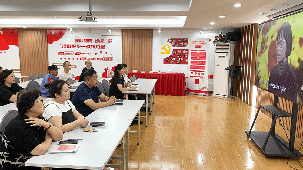 劉潭服裝：學(xué)習(xí)榜樣精神，汲取榜樣力量