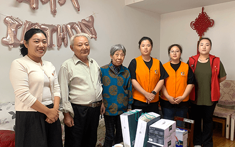 溫情關(guān)懷暖人心——劉潭服裝志愿者慰問困難家庭