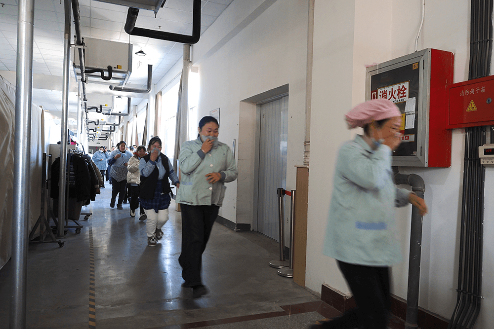 劉潭服裝開展車間應急疏逃生散演練