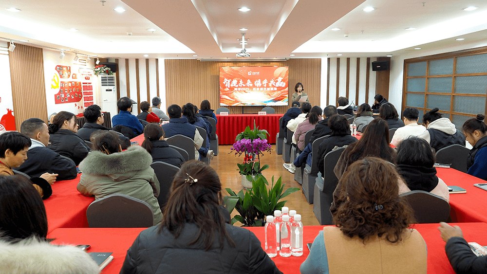 智造未來，攜手共贏！劉潭服裝舉行2025年績效簽約儀式