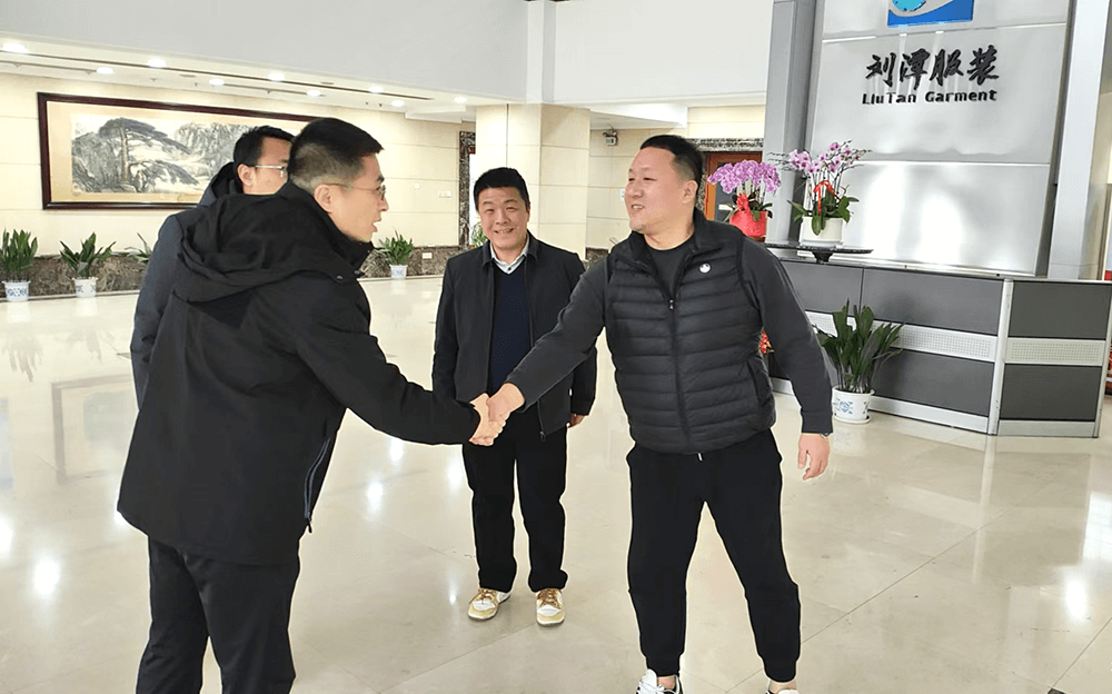 區(qū)應(yīng)急管理局黨委邱書記帶隊走訪劉潭服裝