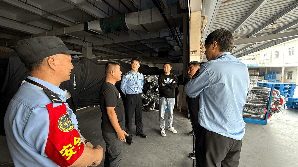 區(qū)應(yīng)急管理局到劉潭服裝開展消防安全檢查