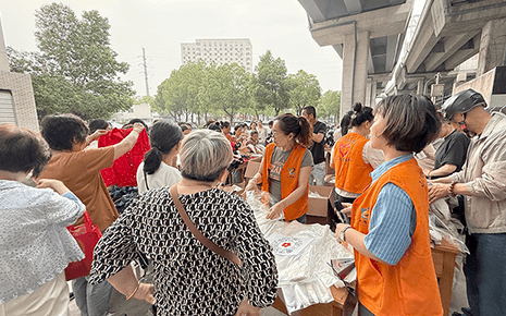 暖聚劉服，愛(ài)匯久久！劉潭服裝公益義賣(mài)傳遞溫暖力量