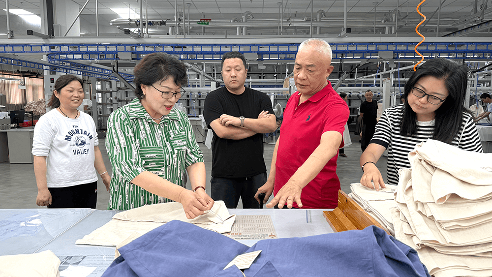 劉潭服裝領(lǐng)導(dǎo)層視察車間現(xiàn)場(chǎng)：聚焦成果與展望未來