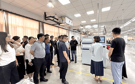 熱烈歡迎：錫山區(qū)紡織服裝企業(yè)領(lǐng)導(dǎo)到劉潭服裝開(kāi)展沙龍活動(dòng)